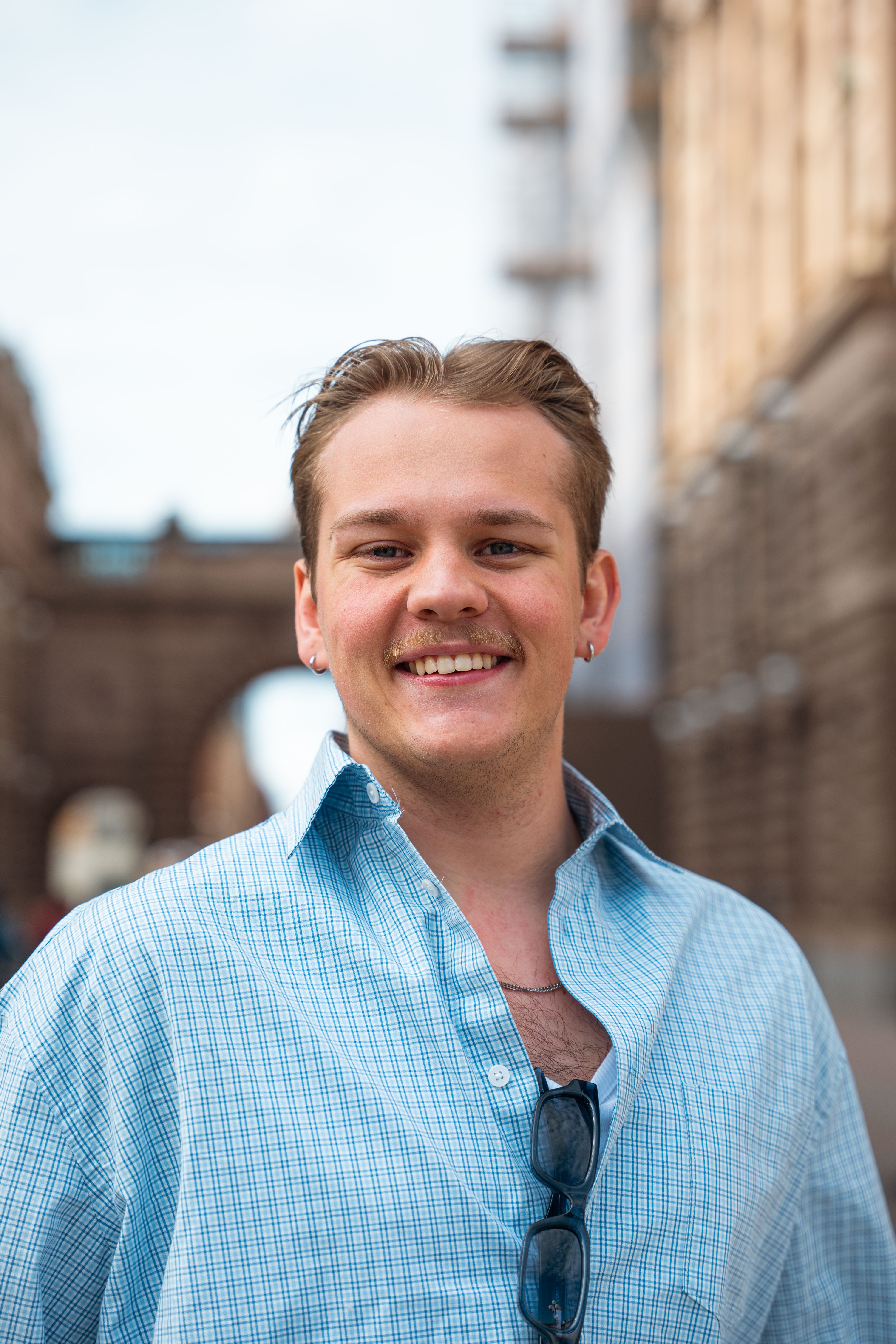 Porträttbild. Andreas tittar in i kameran.